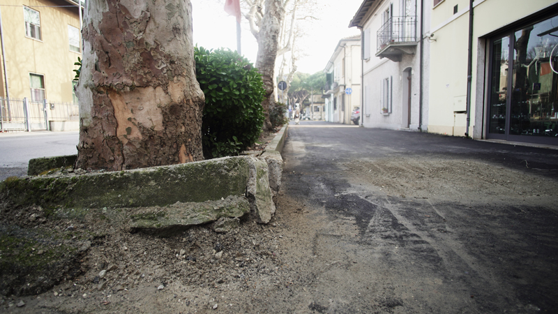 Pista ciclabile via Mazzini, altre il danno le beffe