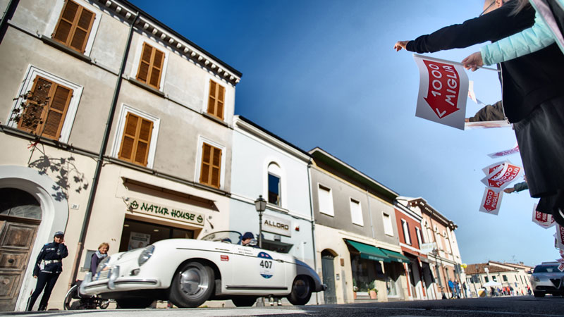 VIDEO bolidi della 1000 miglia in spolvero a Cesenatico