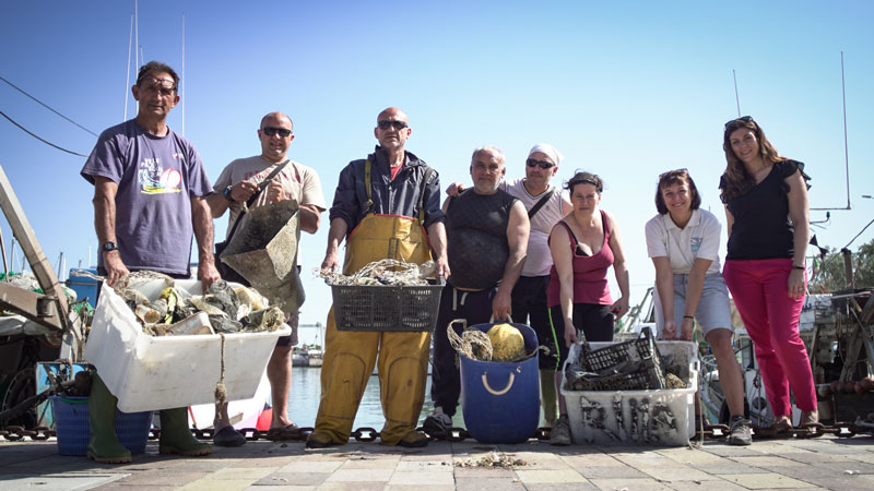 40 kg di plastica ripescati al largo di Cesenatico FOTO