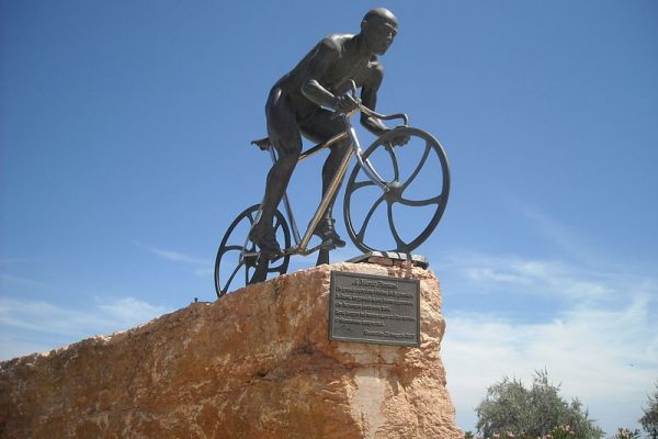 800px-Monumento_Pantani_Cesenatico