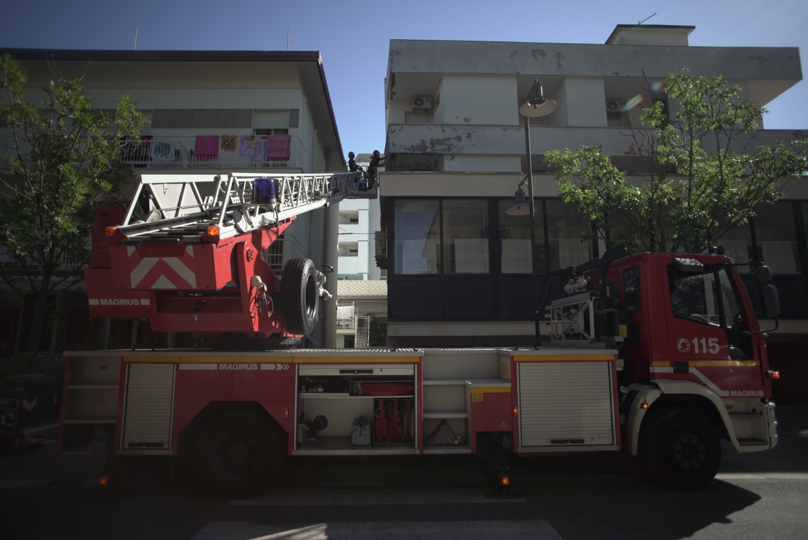 Vigili del fuoco mettono in sicurezza un hotel