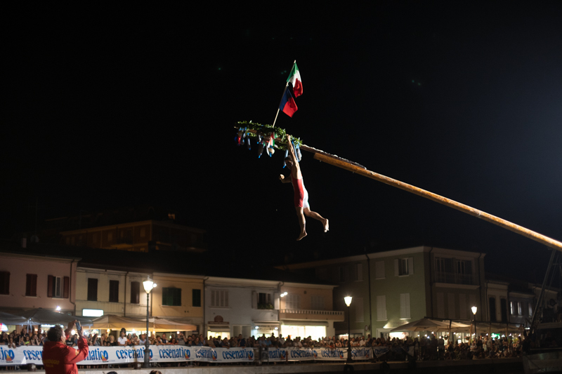 VIDEO L’assalto alla Cuccagna