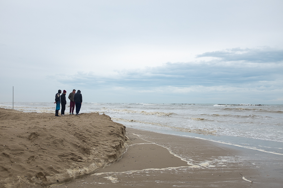 Maltempo, la duna tiene, ma il mare la consuma