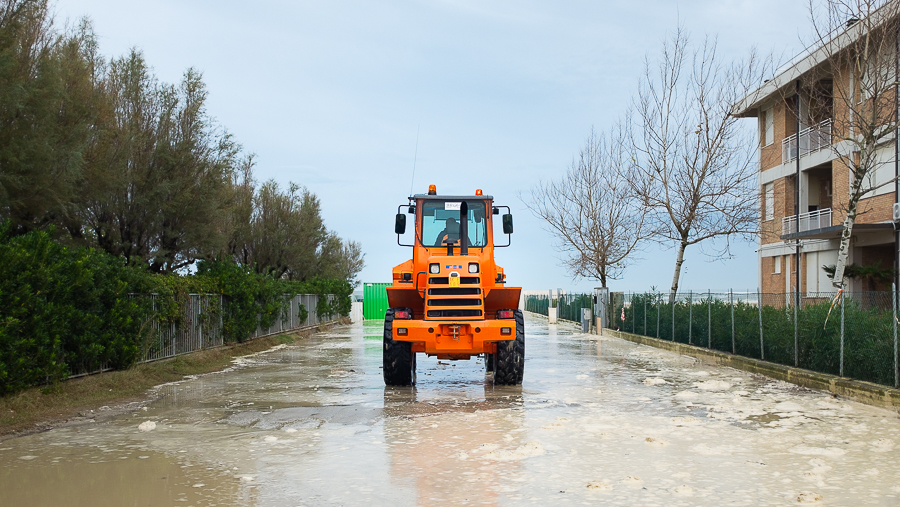 Le onde si infrangono su Cesenatico IL VIDEO