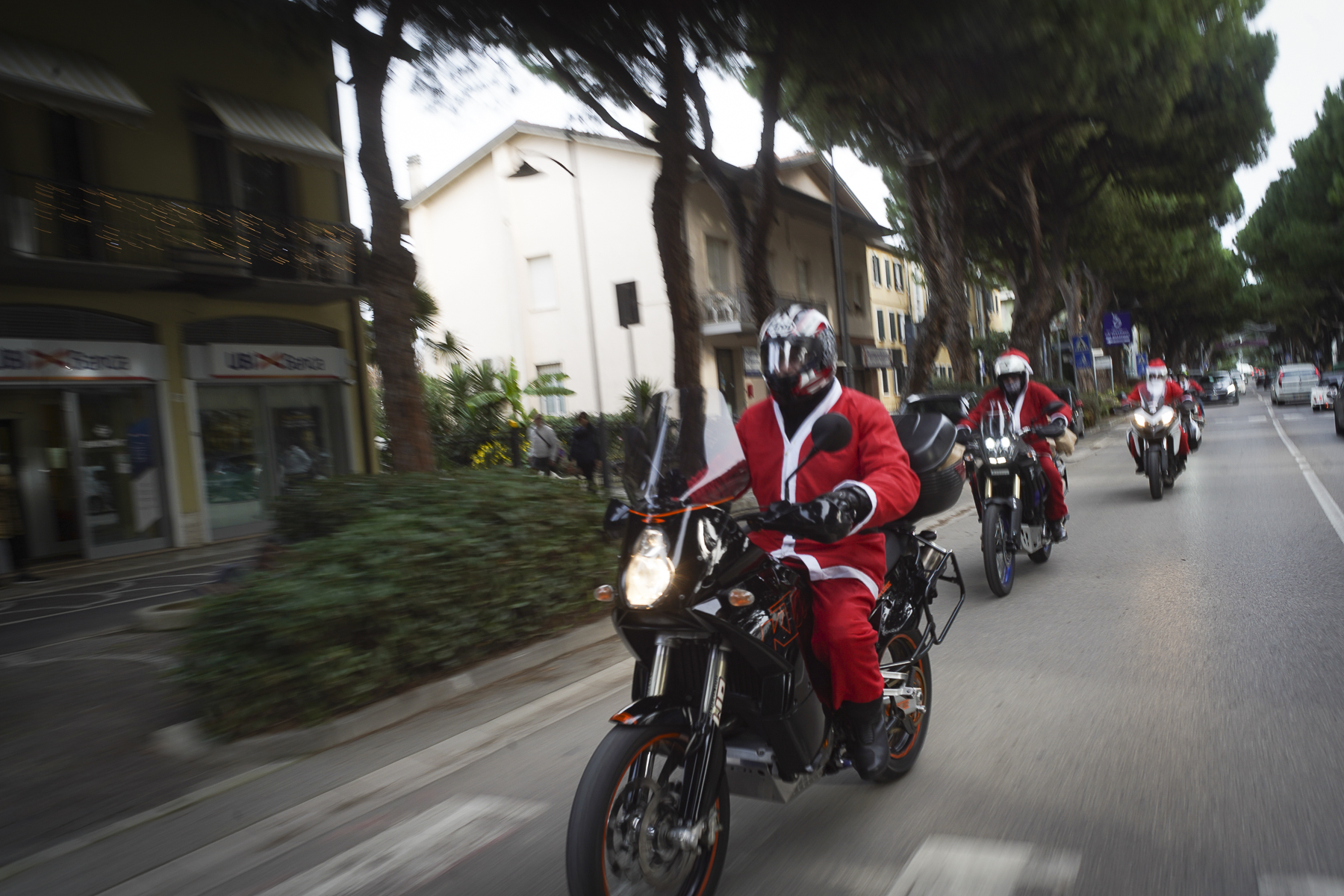 VIDEO Babbi Natale in moto portano doni agli anziani