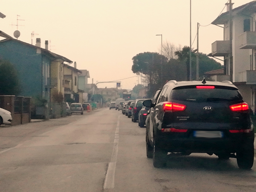 Via Cesenatico tra traffico e buche