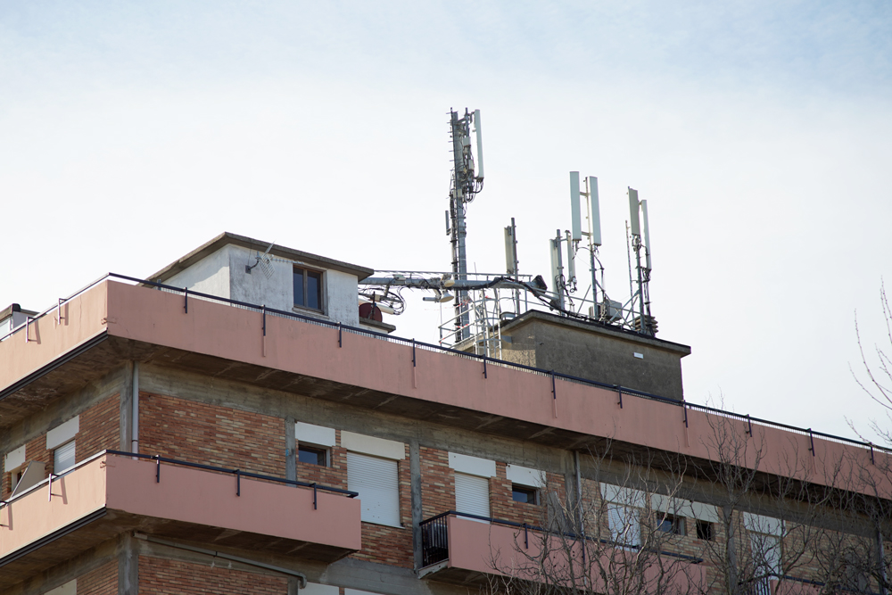 Traliccio della telefonia crolla sul tetto FOTO