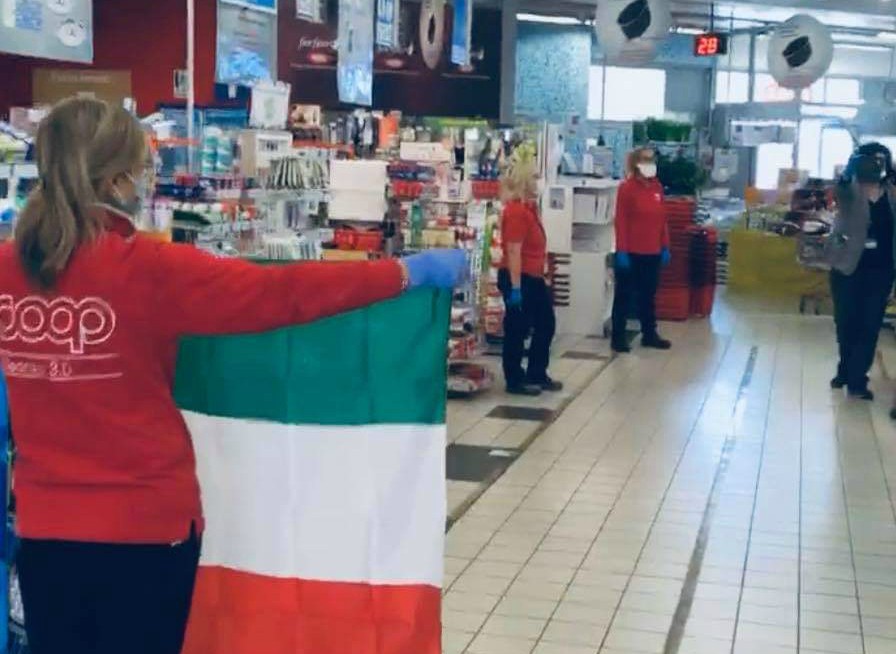 L’Inno di Mameli “freeza” per un minuto la Coop