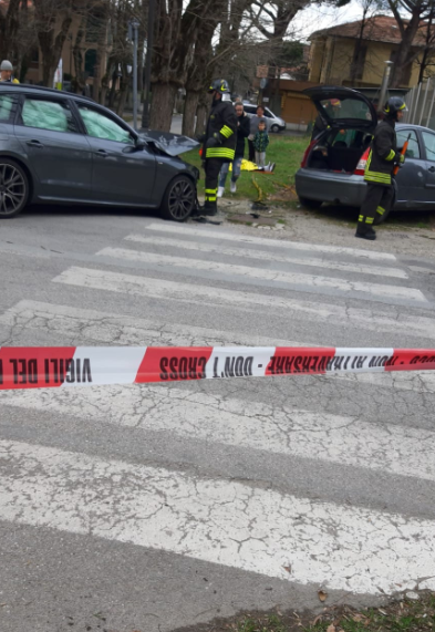 Incidente tra due auto, due feriti