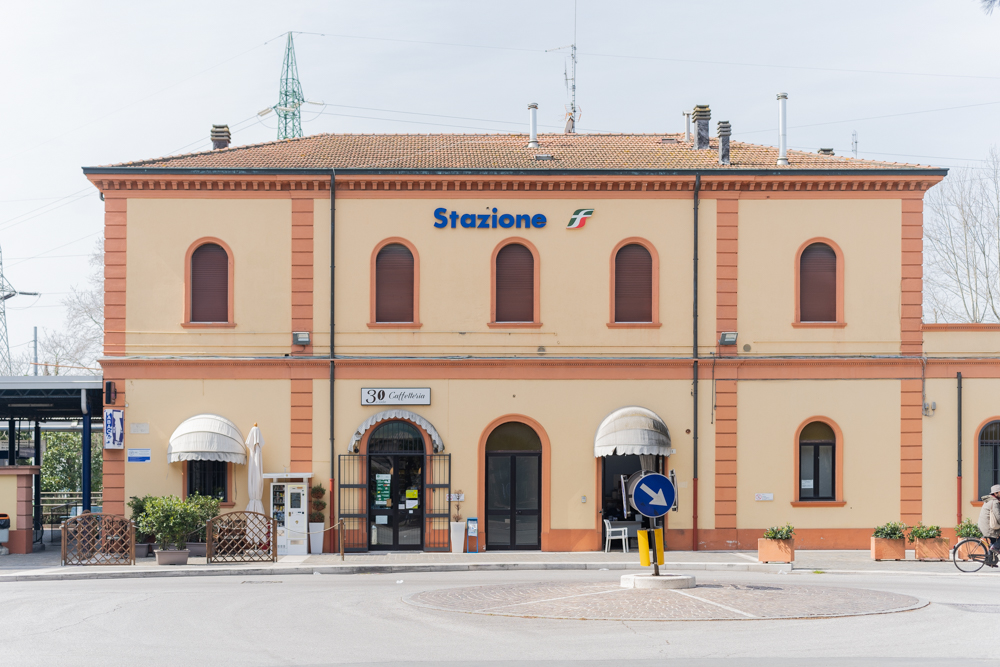 Semina il panico al bar della stazione: fermato con liquido urticante