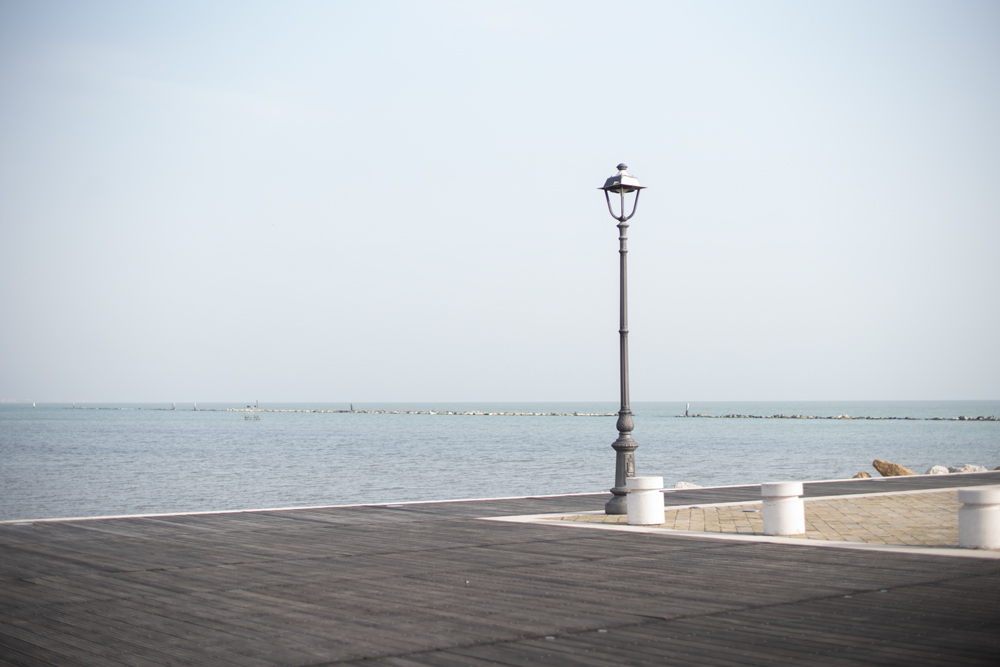 VIDEO Cesenatico, spiaggia desertica in 1 minuto