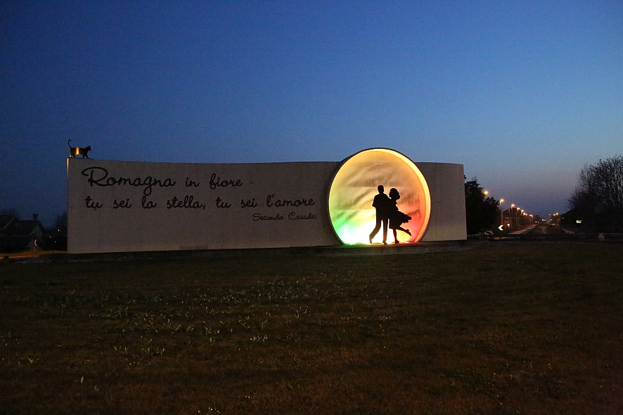 La rotonda Casadei si illumina con il tricolore