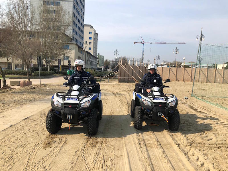 Passeggiava in spiaggia, denunciato