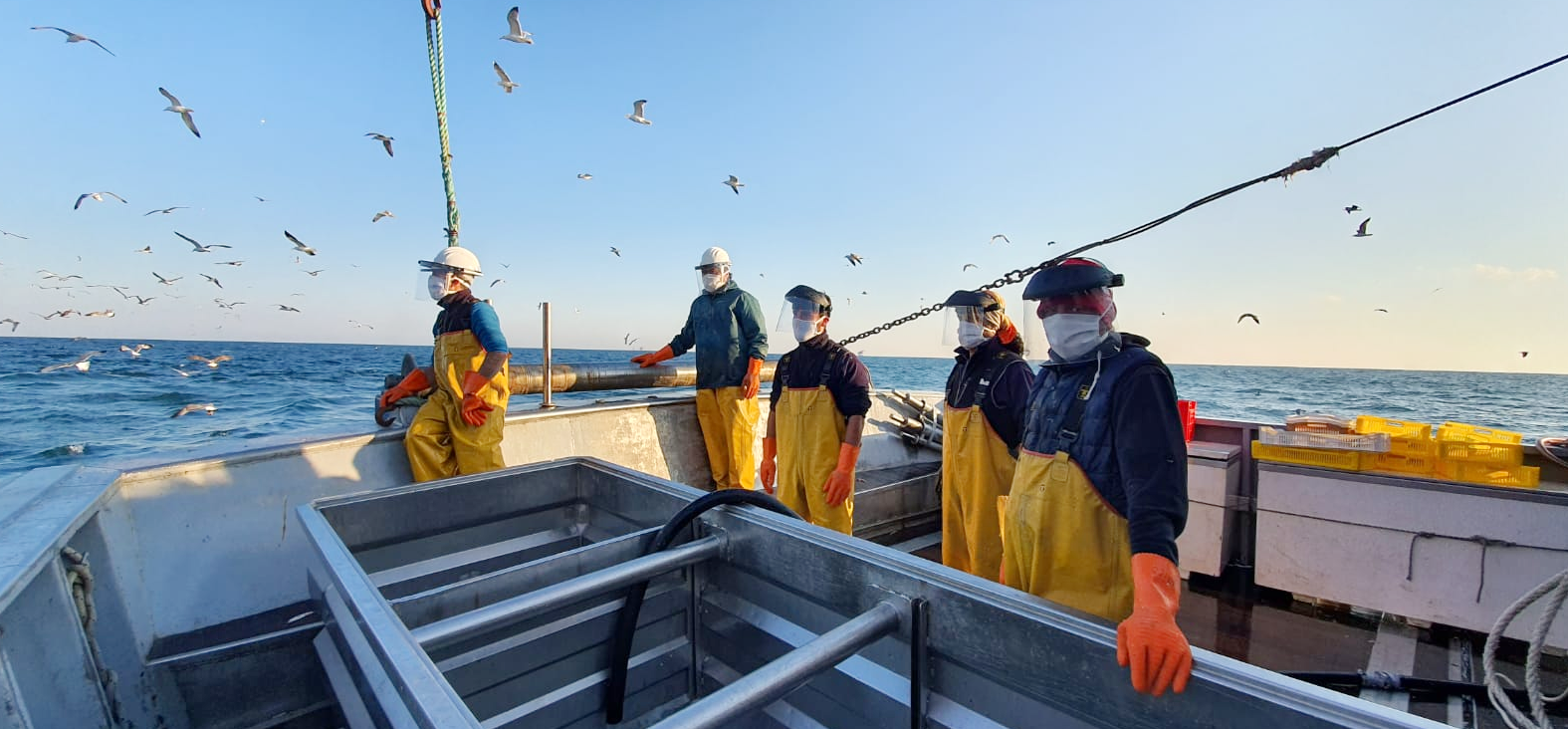 Pescatori con la mascherina. “Avanti tutta in sicurezza”