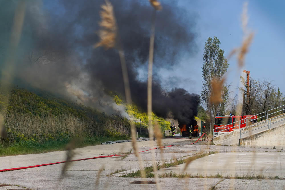 VIDEO Incendio all’ex discarica di Cannucceto