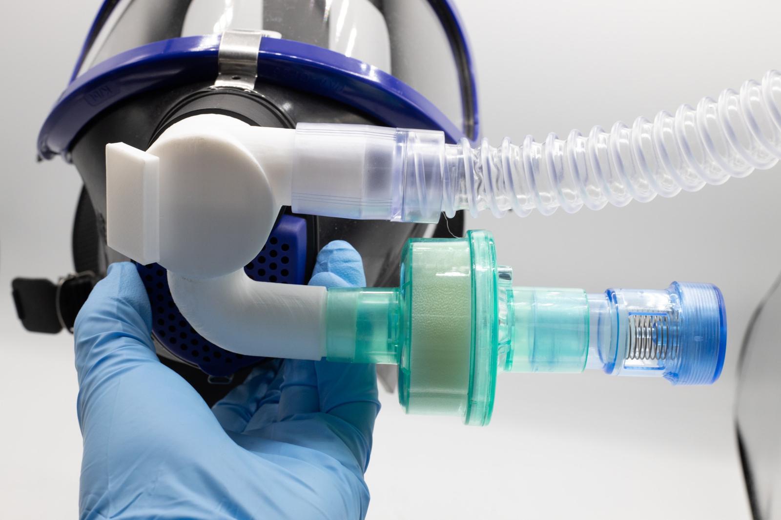 Un tecnico ravennate trasforma una maschera a gas in un respiratore biomedicale