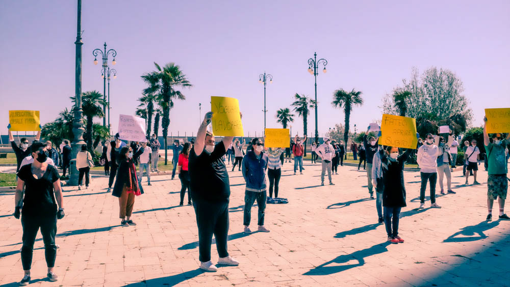 FOTO Flash mob delle p.Iva in Piazza Costa