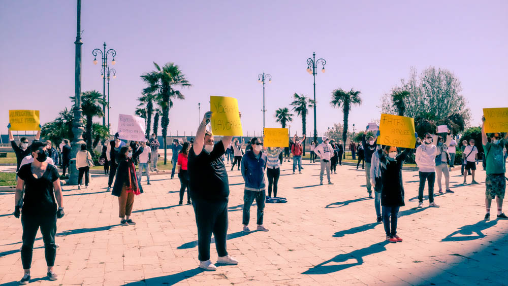FOTO Flash mob delle p.Iva in Piazza Costa