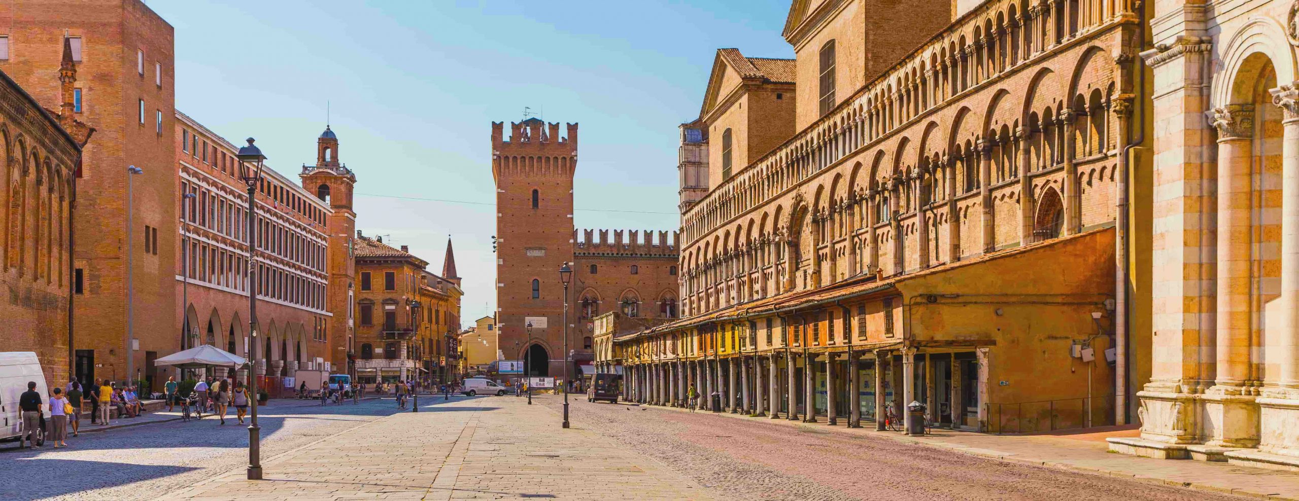 Ferrara lunedì riapre i negozi (e fa salire il pressing negli altri comuni)