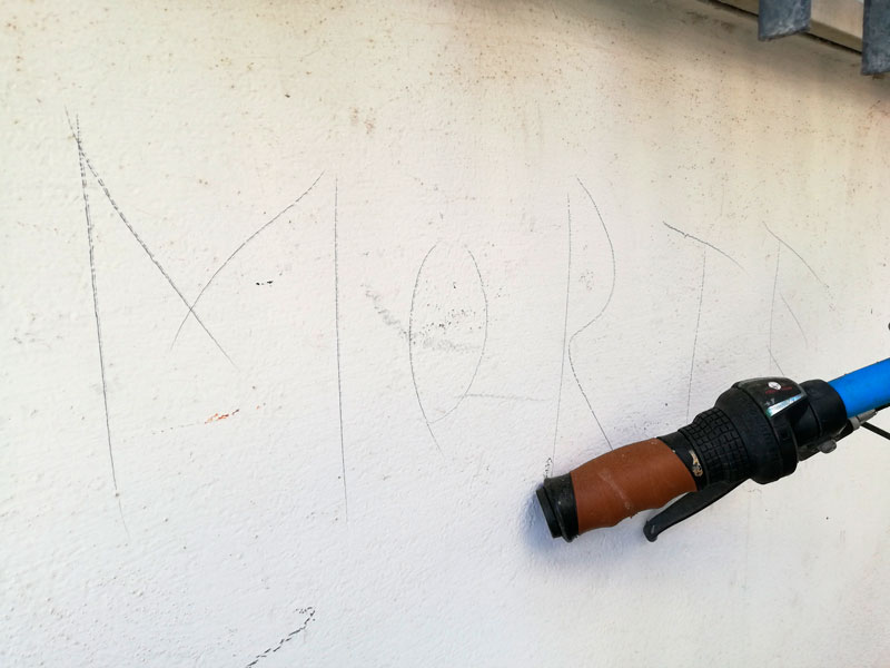 Il graffitaro giustizialista colpisce ancora