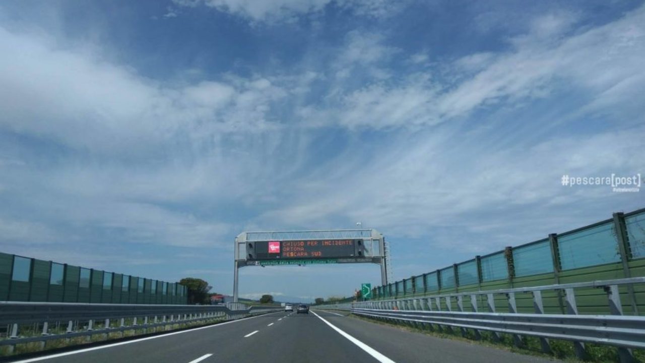 Auto travolge capriolo sull’autostrada A14: donna gravissima