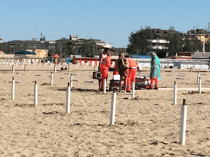 Malore in acqua, muore in ambulanza