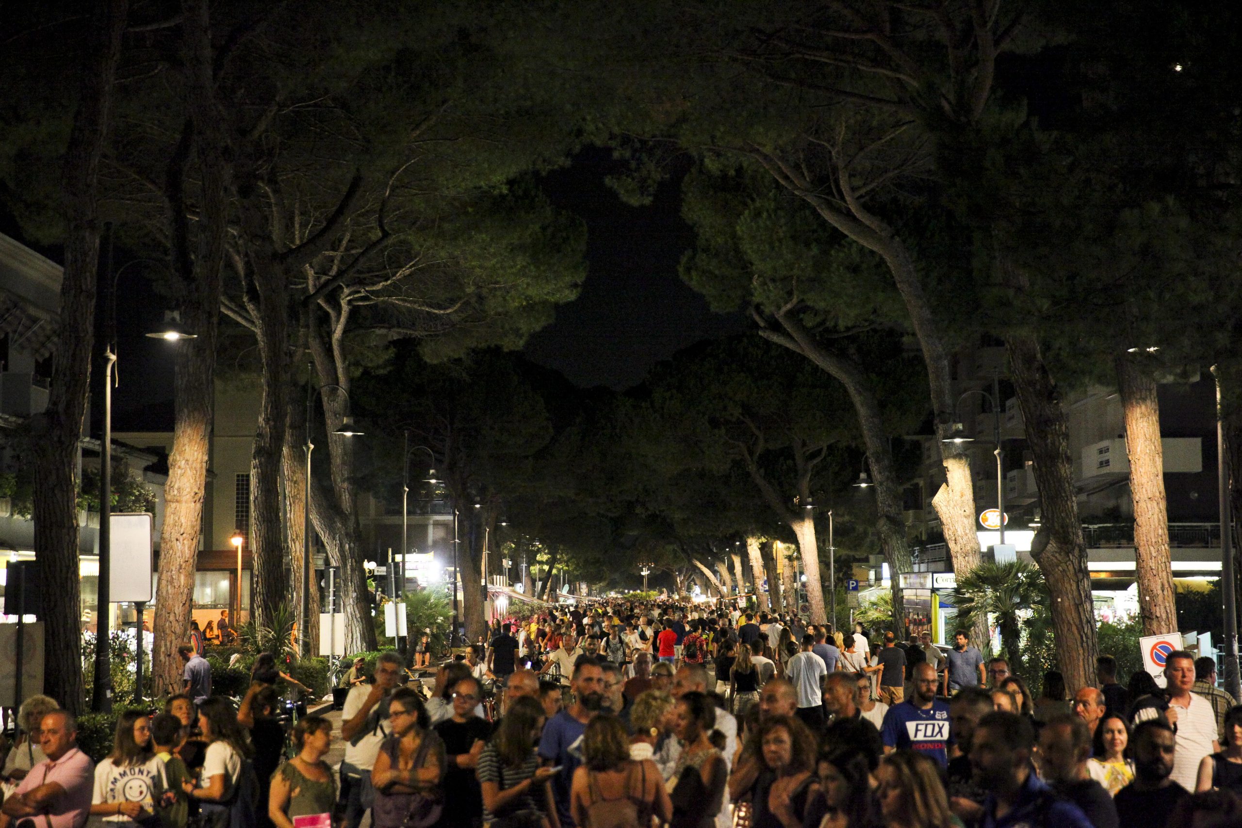 Torna artisti di mare in Piazza Costa