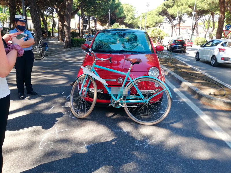 Incidente in viale Roma, ciclista miracolato