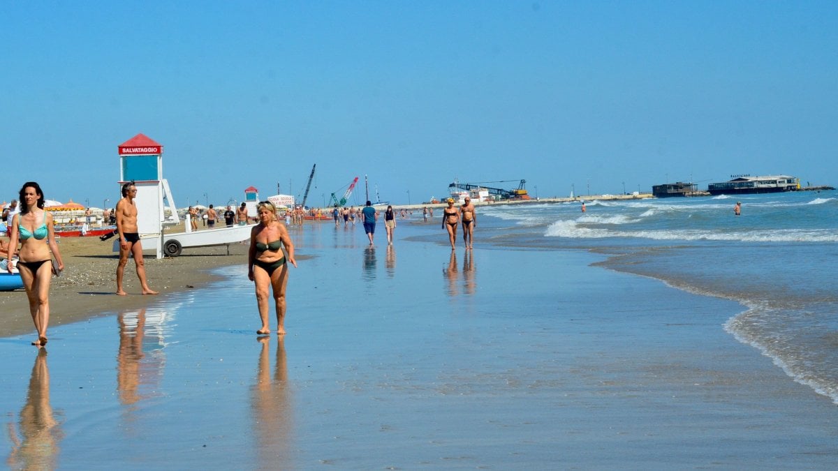 Ragazza 17enne muore a Riccione durante il bagno all’alba