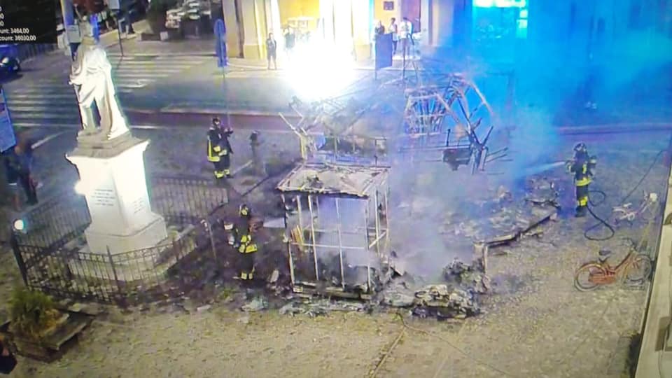 Incendio alla giostra, il sindaco: “Potrebbe essere doloso”