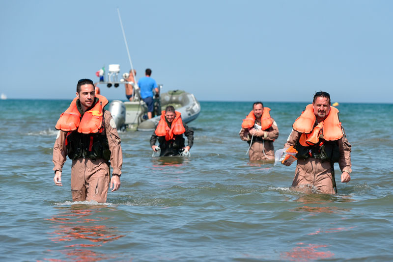 Abili e arruolati per sopravvivere in mare FOTO