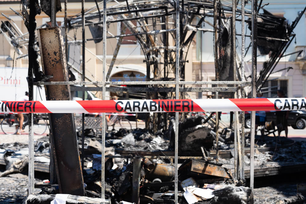 In fiamme la giostra in piazza Pisacane IL VIDEO