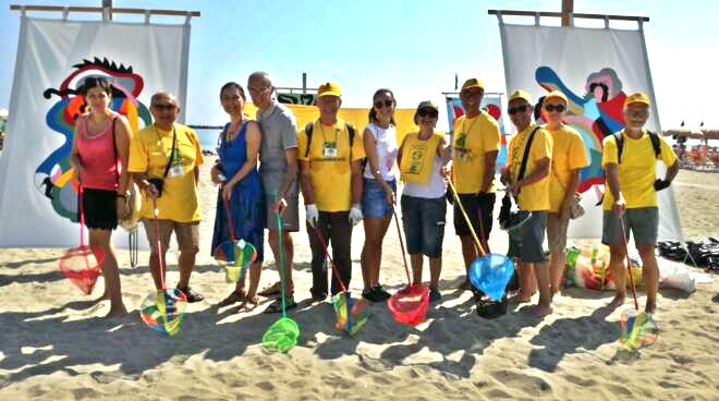 Legambiente ripulisce le spiagge libere di Cesenatico