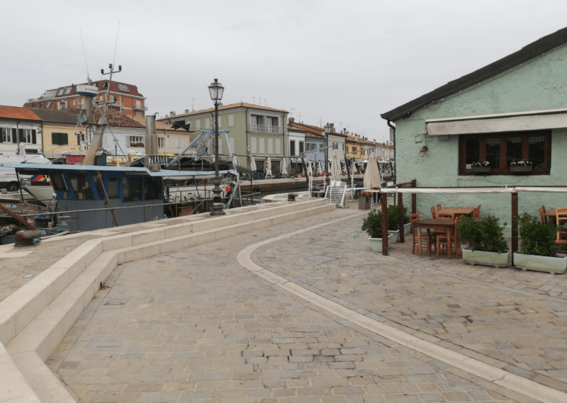 Cordolo scivoloso, filotto di bici per terra