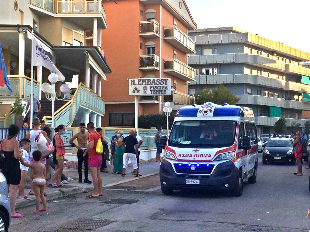 Incendio nelle cucine, evacuato l’hotel Embassy