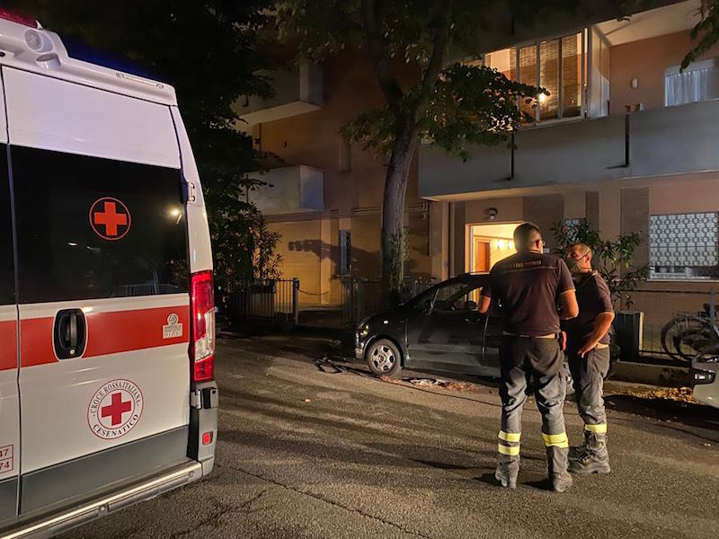 Spruzza spray al peperoncino, evacuato un piano del condominio