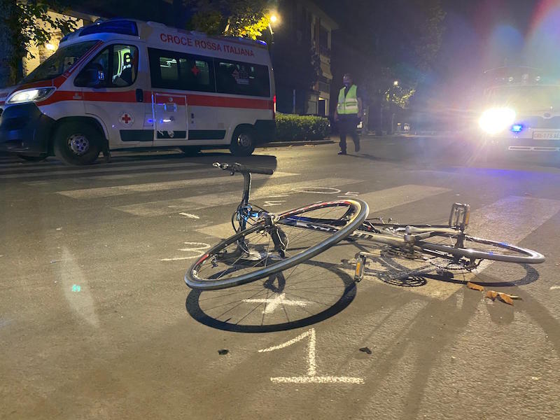 Attraversa le strisce in bicicletta: ragazza travolta da un’auto