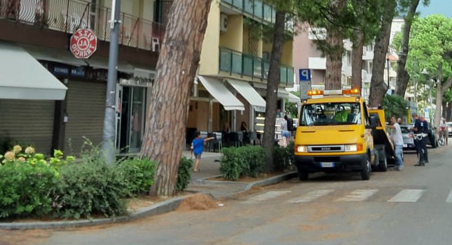 Carroattrezzi sul lungomare per sgomberare le auto in sosta