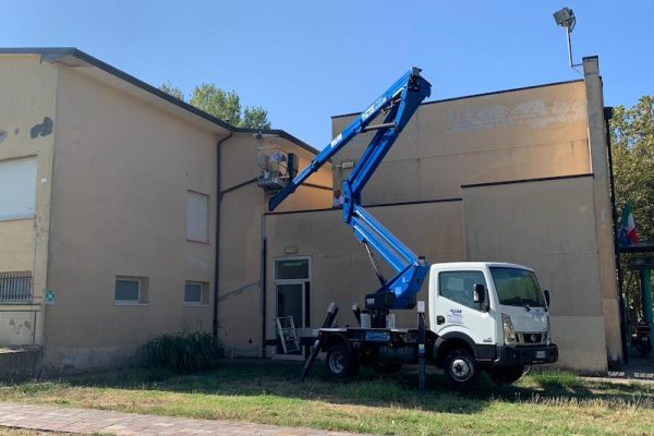 Lavori esterni alla scuola di Via Caboto