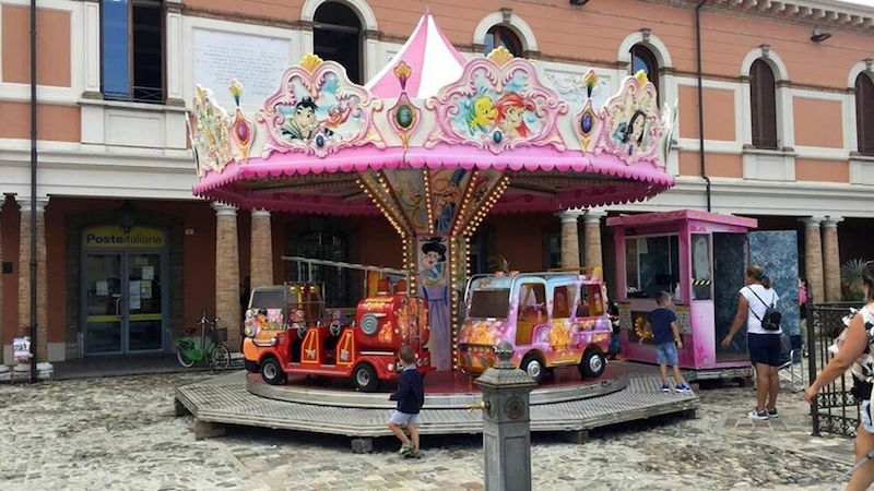 Riapre la giostra in piazza Pisacane