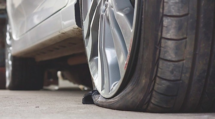 Atti vandalici alle auto parcheggiate: pneumatici bucati in via Cecchini