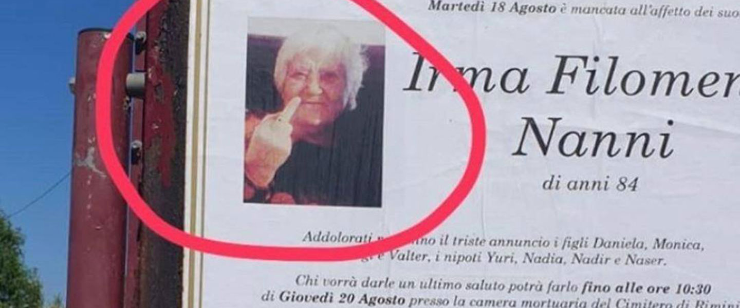 Rimini, la defunta fa il dito medio sul manifesto funebre