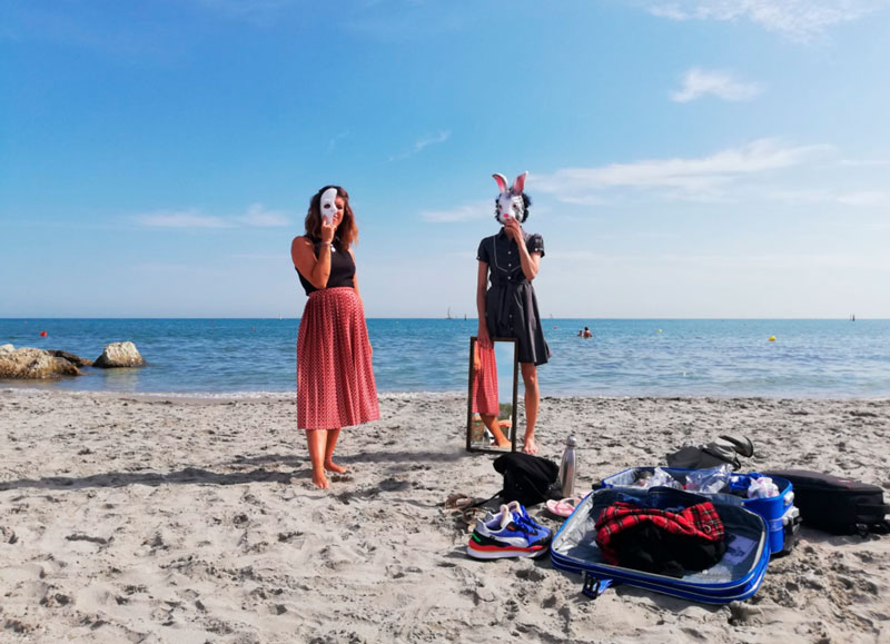 Misterioso set nella spiaggia di ponente. Specchi, dame e conigli xl