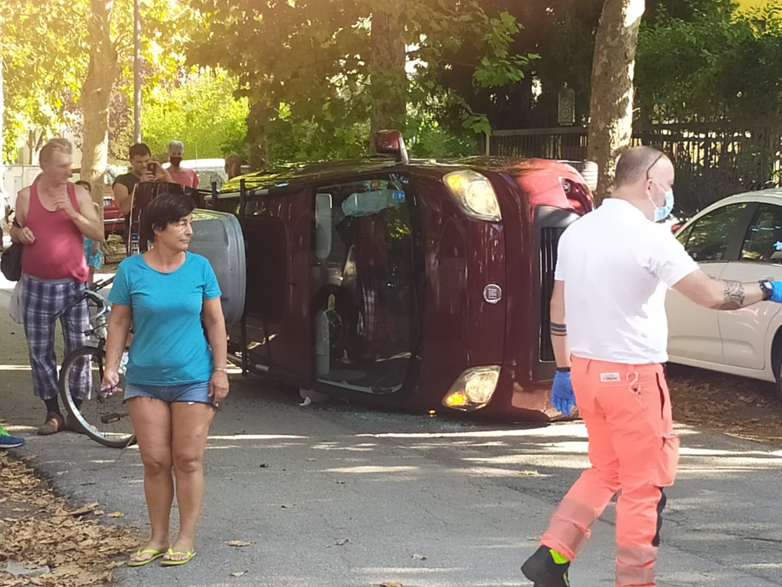 Travolge auto all’incrocio: paura per due bambini