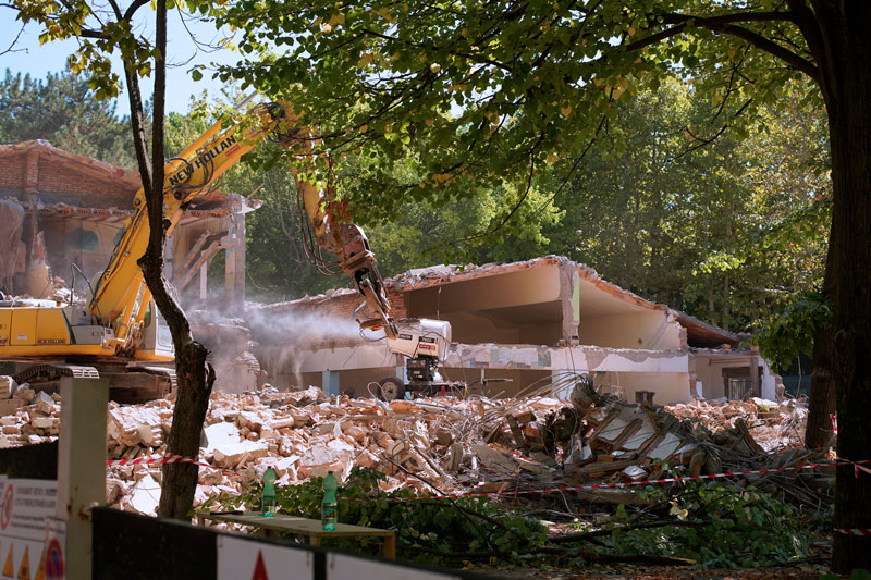 Demolita la scuola di Viale Torino, il video