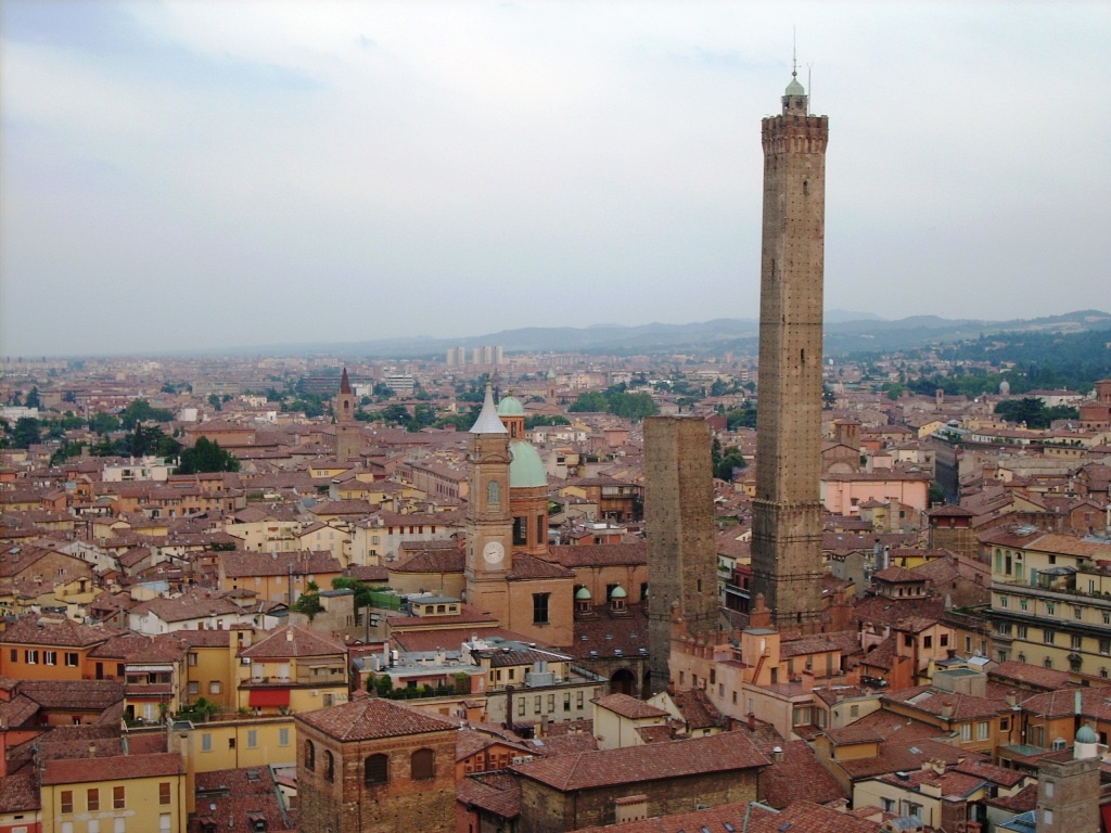 Obbligo mascherina all’aperto nei week-end in centro Bologna