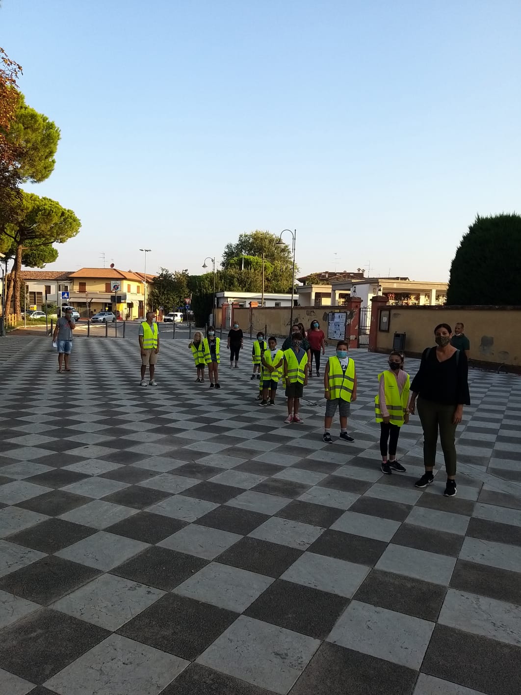 Trovano portafogli a terra durante il tragitto del Piedibus