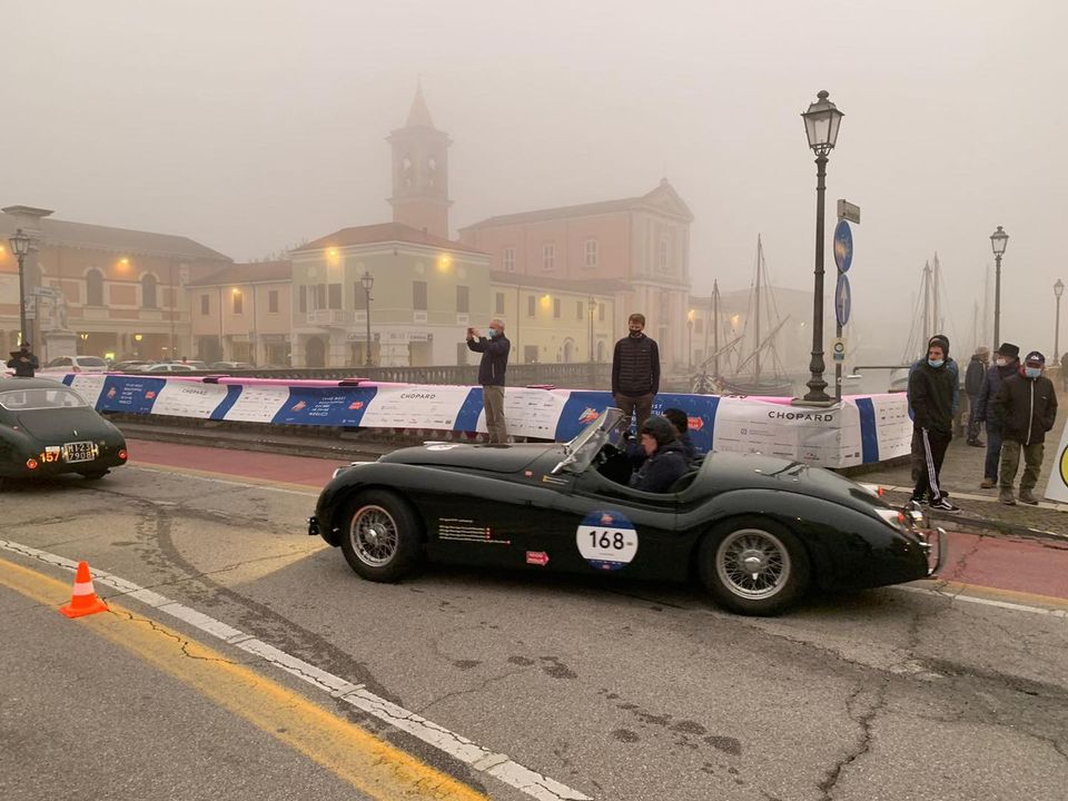 Sveglia all’alba con lo spettacolo della Mille Miglia