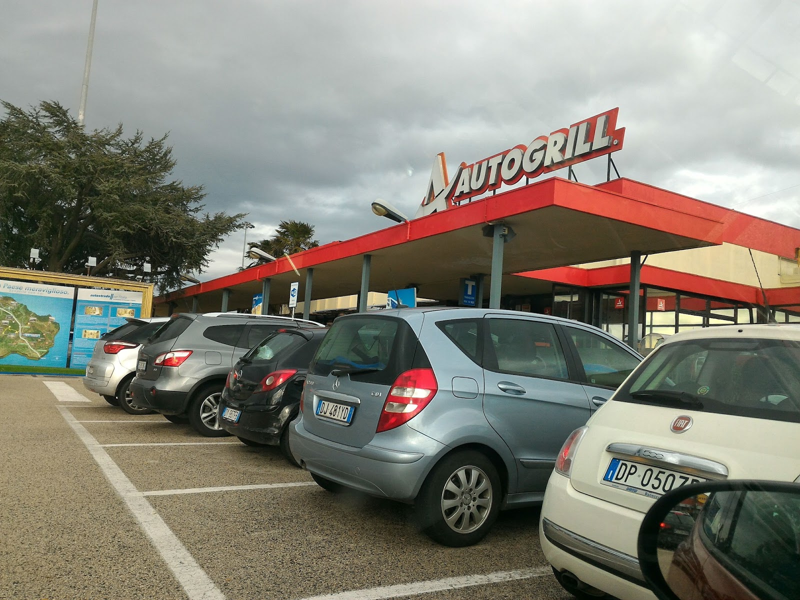 Ore piccole nel weekend? Ci restano solo gli autogrill