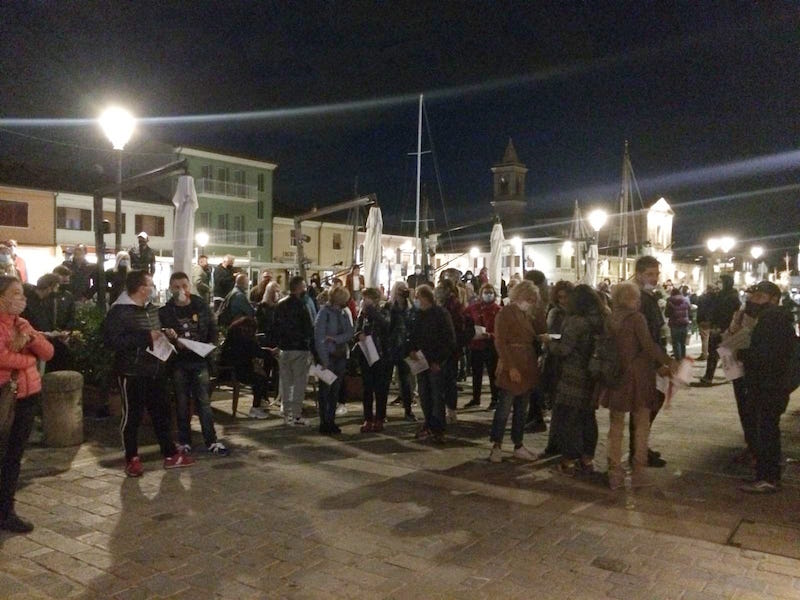 I “No mask” violano il coprifuoco: trenta verbali a Cesena